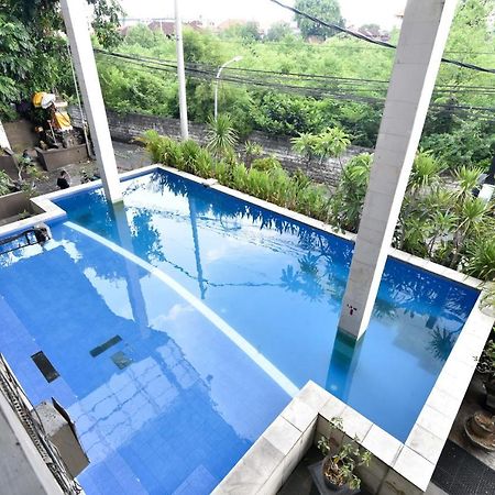 RedDoorz Plus @ Raya Legian Bagian luar foto