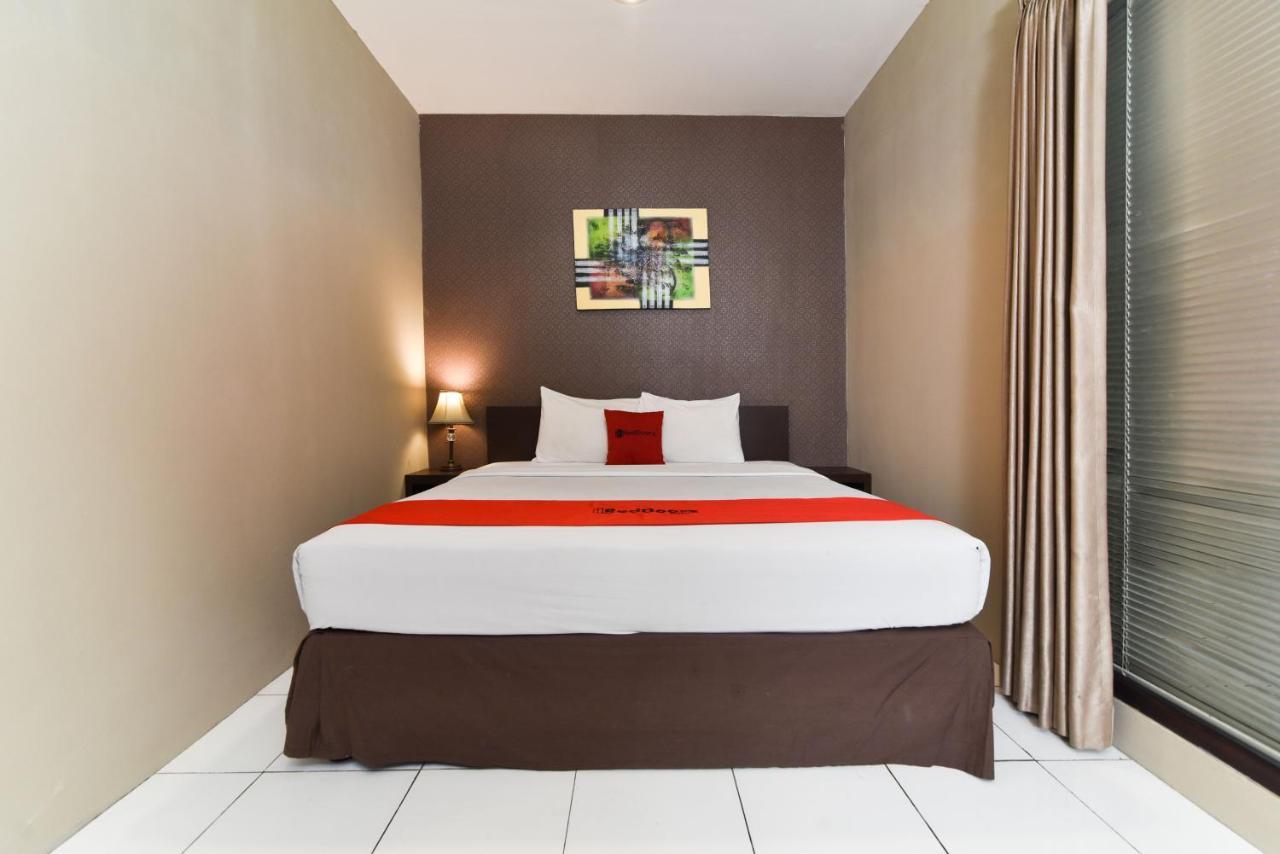 RedDoorz Plus @ Raya Legian Bagian luar foto