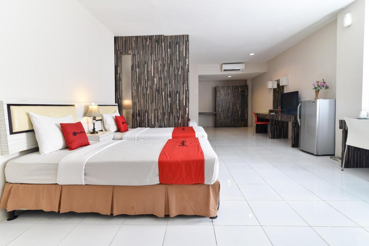 RedDoorz Plus @ Raya Legian Bagian luar foto
