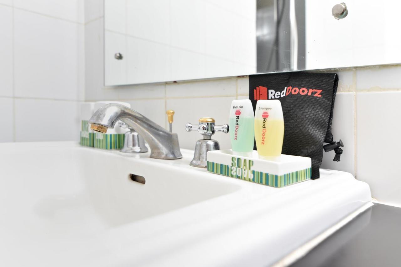 RedDoorz Plus @ Raya Legian Bagian luar foto