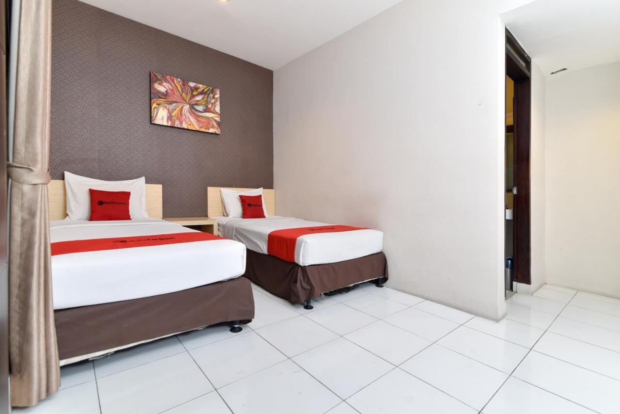 RedDoorz Plus @ Raya Legian Bagian luar foto