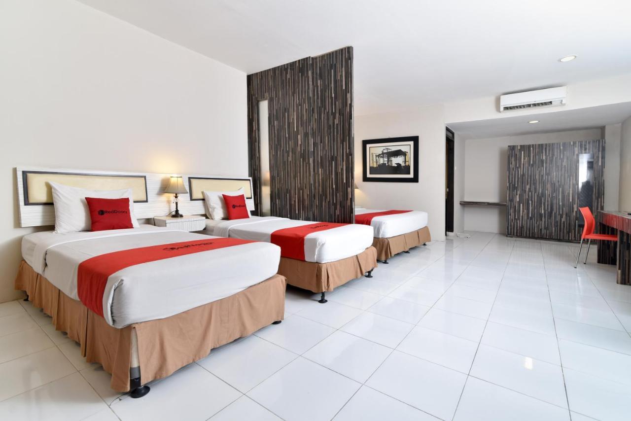 RedDoorz Plus @ Raya Legian Bagian luar foto